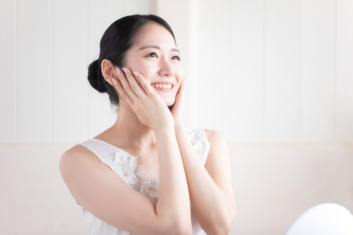 天使のクリームを使う女性